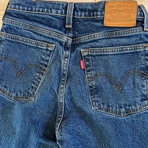 Levi’s Women’s Jeans Size: 25 WEDGIE STRAIGHT Color: Blue Button-fly